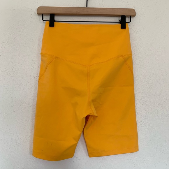 girlfriend collective saddle mustard yellow compression active shorts Small - Picture 4 of 5